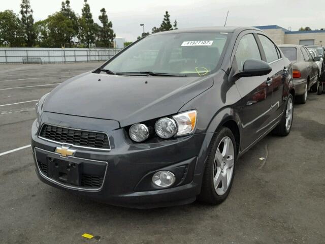 1G1JE5SB3G4136829 - 2016 CHEVROLET SONIC LTZ CHARCOAL photo 2