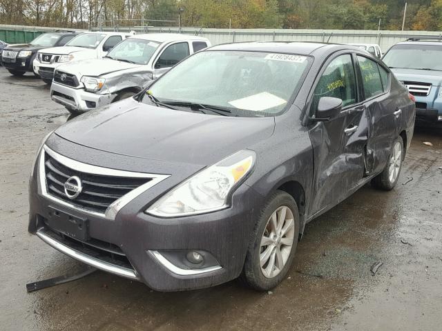 3N1CN7APXFL836013 - 2015 NISSAN VERSA S GRAY photo 2