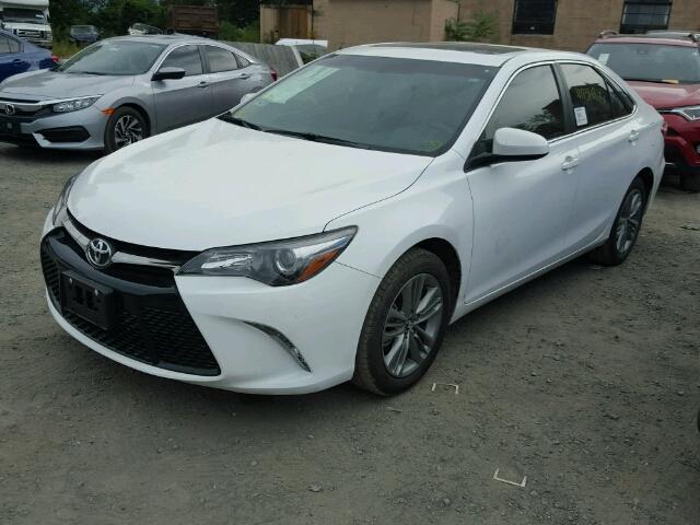 4T1BF1FK4HU437537 - 2017 TOYOTA CAMRY WHITE photo 2