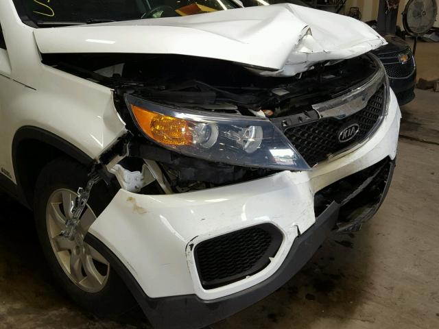 5XYKTCA14BG081963 - 2011 KIA SORENTO BA WHITE photo 9