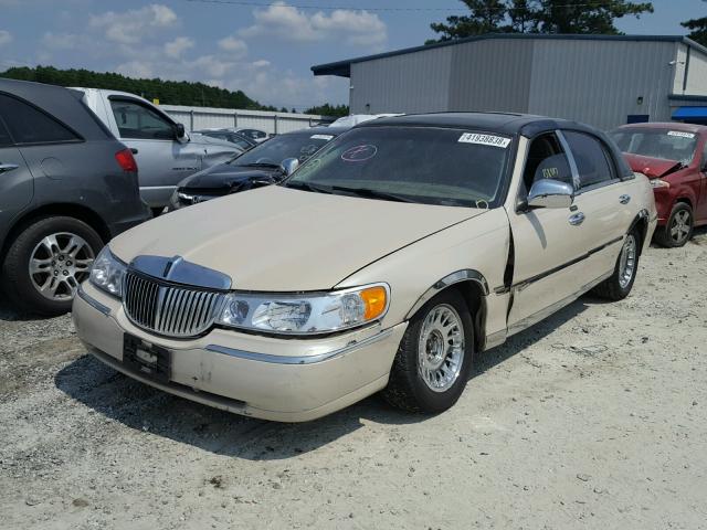 1LNHM83W41Y621388 - 2001 LINCOLN TOWN CAR C TAN photo 2