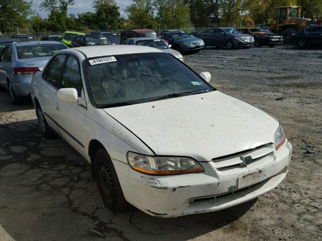 1HGCG6655YA045733 - 2000 HONDA ACCORD LX WHITE photo 1