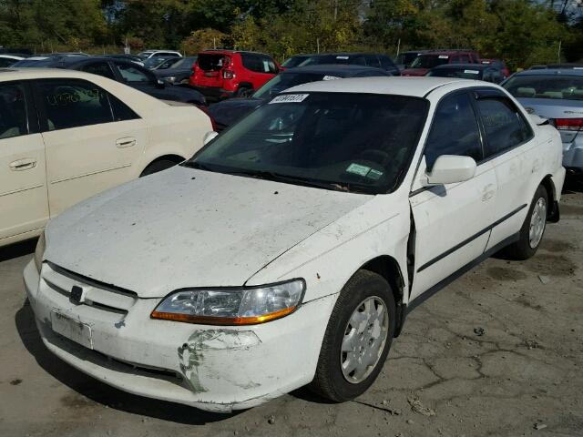 1HGCG6655YA045733 - 2000 HONDA ACCORD LX WHITE photo 2