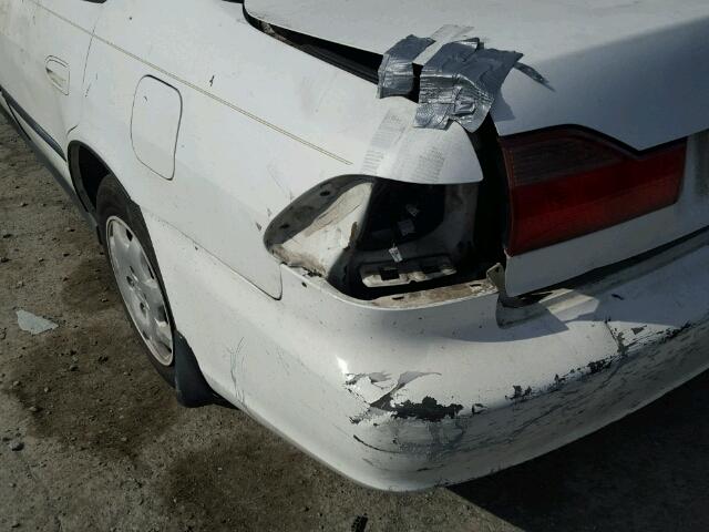 1HGCG6655YA045733 - 2000 HONDA ACCORD LX WHITE photo 9