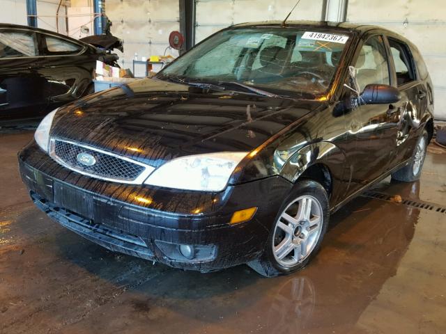 1FAHP37N57W198282 - 2007 FORD FOCUS ZX5 BLACK photo 2