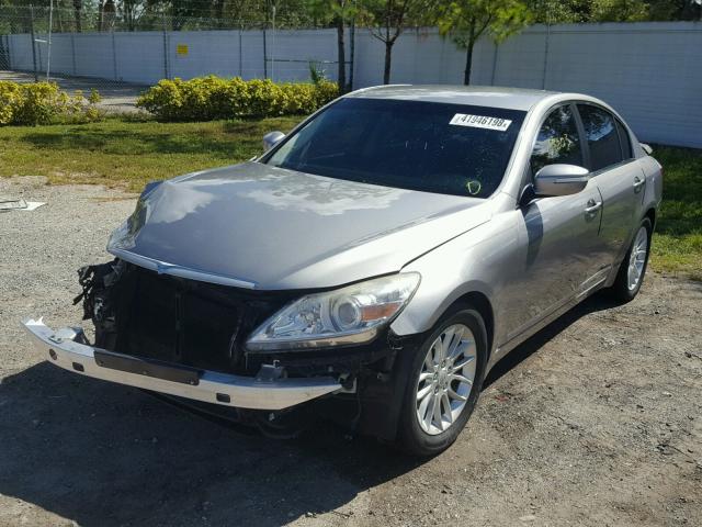 KMHGC4DE9BU117117 - 2011 HYUNDAI GENESIS 3. SILVER photo 2