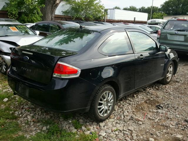 1FAHP32N18W111146 - 2008 FORD FOCUS S/SE BLACK photo 4