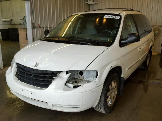 2A4GP54L77R311706 - 2007 CHRYSLER TOWN & COU WHITE photo 2