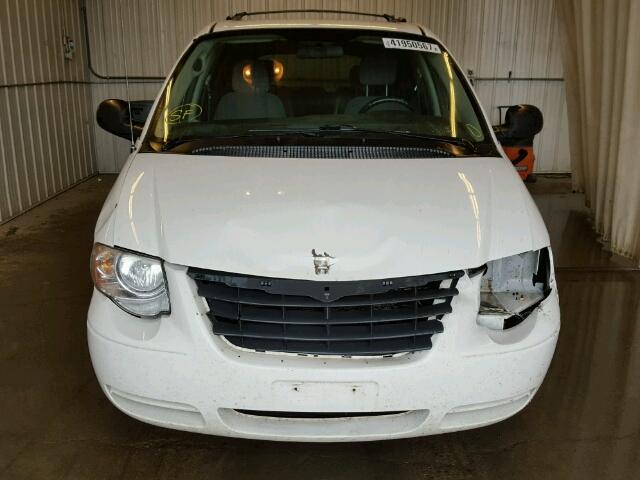 2A4GP54L77R311706 - 2007 CHRYSLER TOWN & COU WHITE photo 9