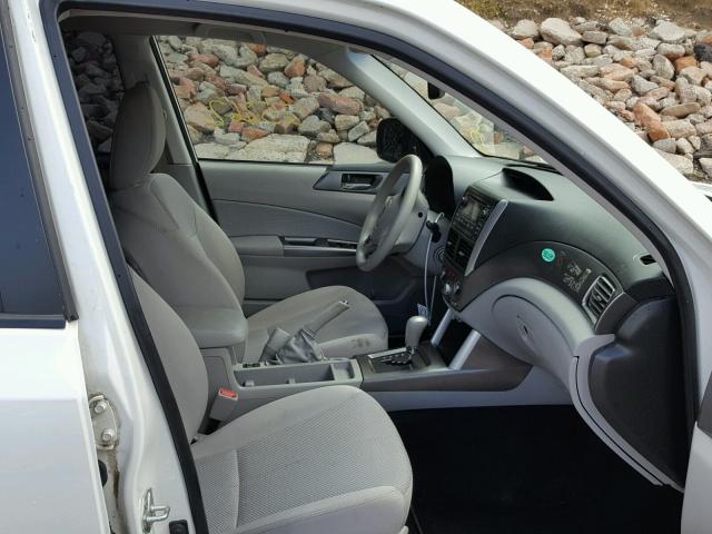 JF2SHBDC6BH720880 - 2011 SUBARU FORESTER 2 WHITE photo 5