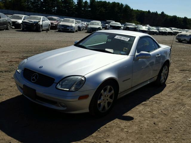 WDBKK49F01F214520 - 2001 MERCEDES-BENZ SLK 230 KO SILVER photo 2