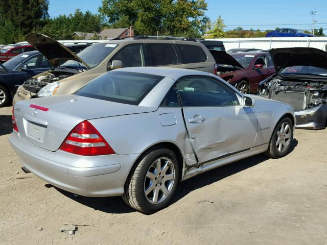 WDBKK49F01F214520 - 2001 MERCEDES-BENZ SLK 230 KO SILVER photo 4