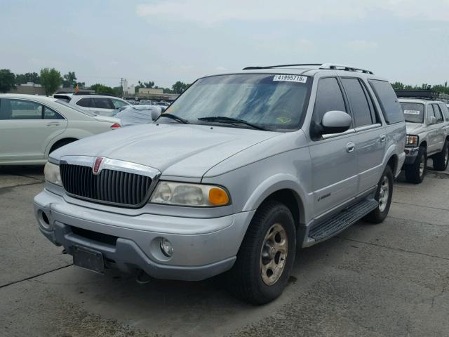 5LMFU28A5YLJ37591 - 2000 LINCOLN NAVIGATOR SILVER photo 2