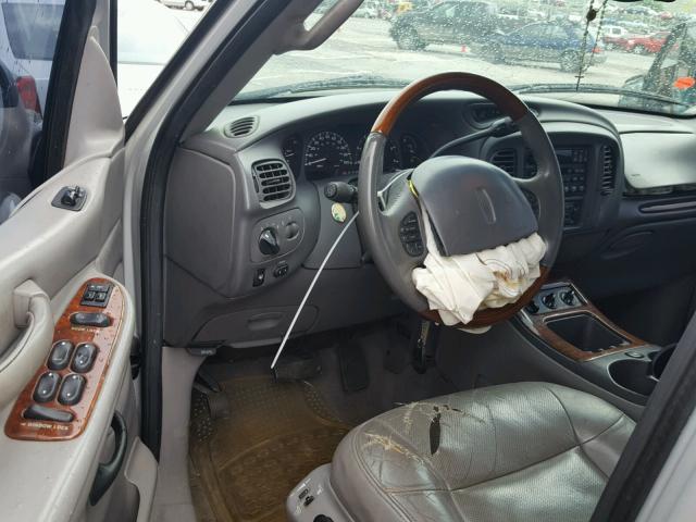 5LMFU28A5YLJ37591 - 2000 LINCOLN NAVIGATOR SILVER photo 9