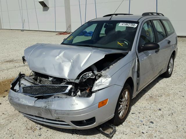 1FAFP36N65W162672 - 2005 FORD FOCUS ZXW SILVER photo 2