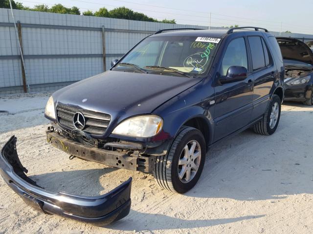 4JGAB72E7XA100628 - 1999 MERCEDES-BENZ ML 430 蓝色 照片 2