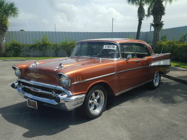 VC57N100689 - 1957 CHEVROLET BEL AIR BROWN photo 2