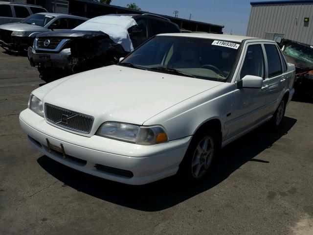 YV1LS5572W2553251 - 1998 VOLVO S70 WHITE photo 2