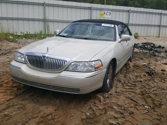 1LNHM83W54Y650998 - 2004 LINCOLN TOWN CAR U WHITE photo 2