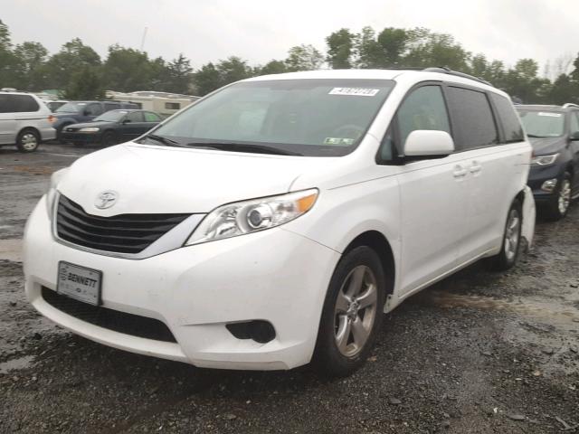 5TDKK3DC0DS393753 - 2013 TOYOTA SIENNA LE 白色 照片 2