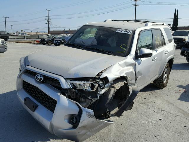 JTEBU5JR7G5287188 - 2016 TOYOTA 4RUNNER SR SILVER photo 2