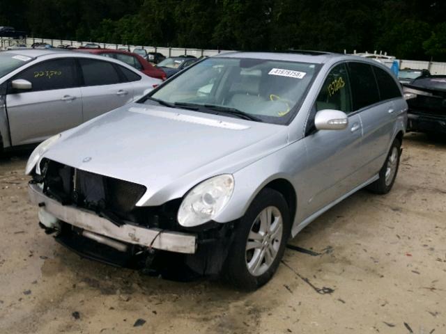 4JGCB75E26A007129 - 2006 MERCEDES-BENZ R 500 SILVER photo 2