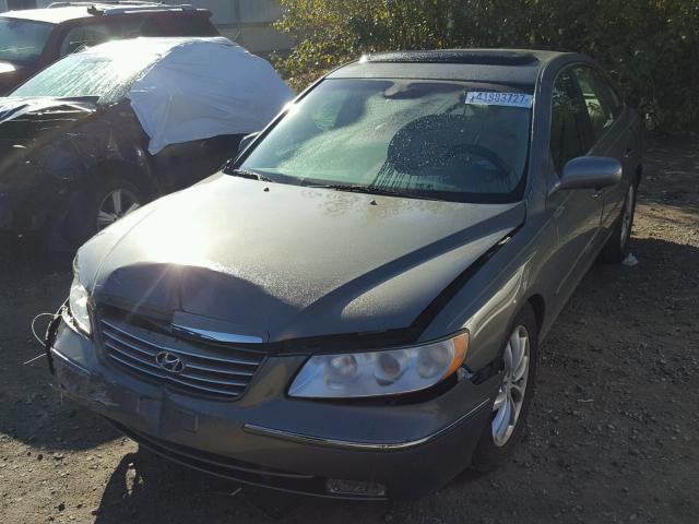 KMHFC46F26A127657 - 2006 HYUNDAI AZERA SE GRAY photo 2