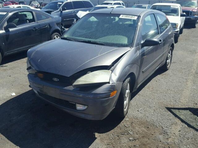 3FAFP31323R185825 - 2003 FORD FOCUS ZX3 GRAY photo 2