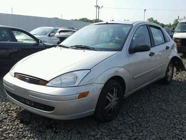 1FAFP34ZX4W111731 - 2004 FORD FOCUS SE C SILVER photo 2