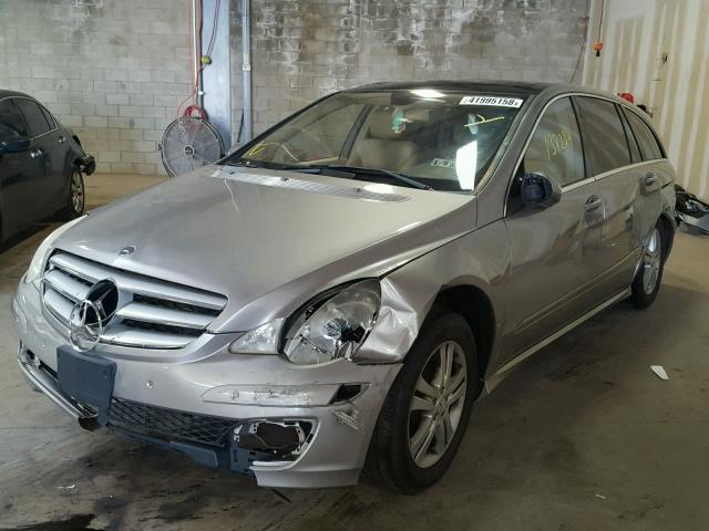 4JGCB75E16A025086 - 2006 MERCEDES-BENZ R 500 GRAY photo 2