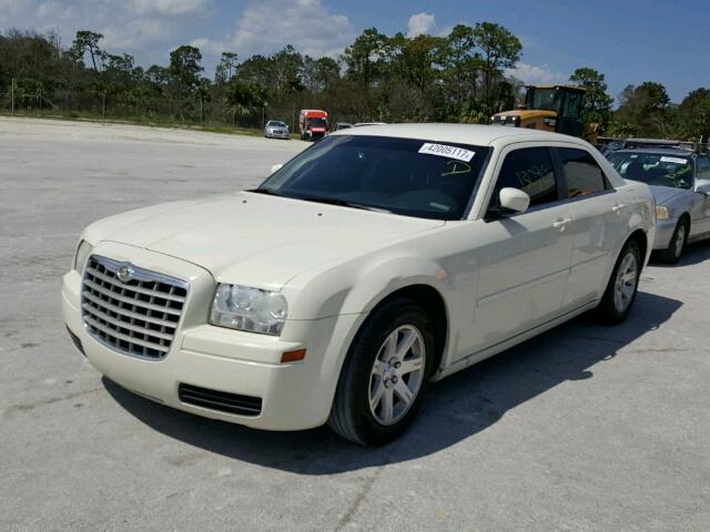 2C3LA43R66H417577 - 2006 CHRYSLER 300 WHITE photo 2