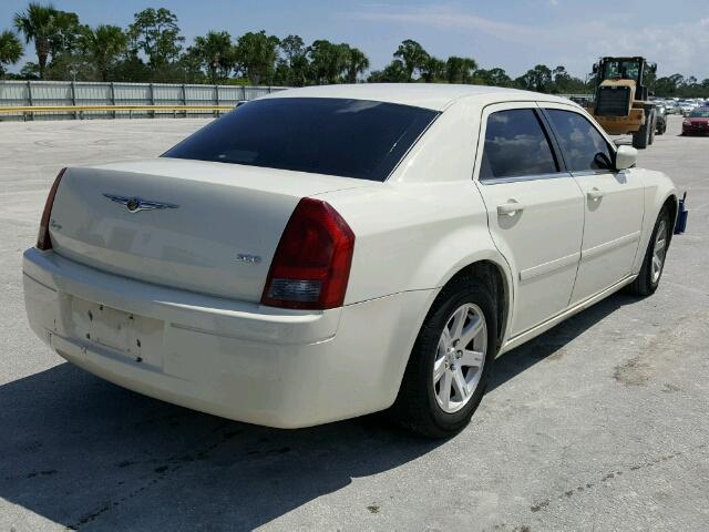 2C3LA43R66H417577 - 2006 CHRYSLER 300 WHITE photo 4