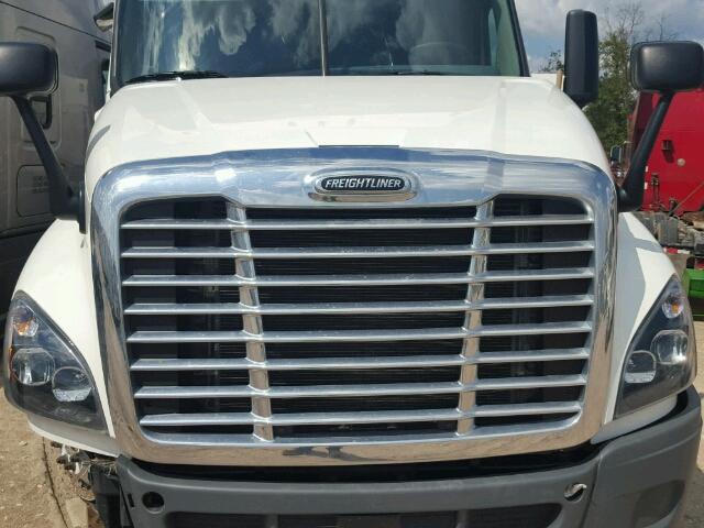3AKJGLDR0HDHY6696 - 2017 FREIGHTLINER CASCADIA 1 WHITE photo 7