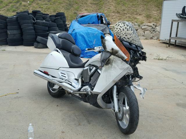 5VPSD36D1A3001572 - 2010 VICTORY MOTORCYCLES VISION TOU WHITE photo 1