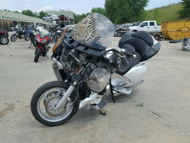 5VPSD36D1A3001572 - 2010 VICTORY MOTORCYCLES VISION TOU WHITE photo 2