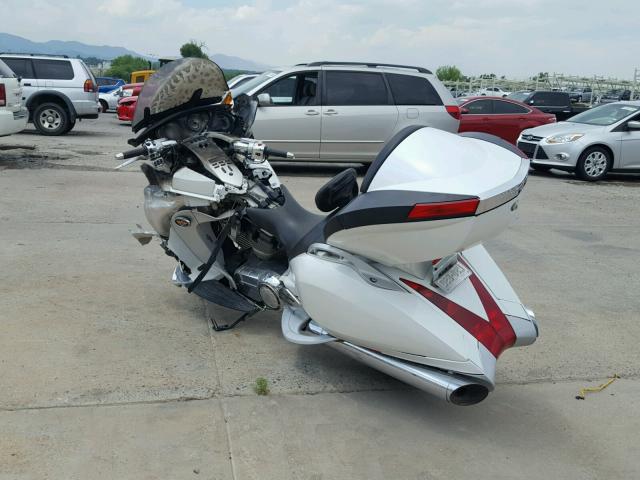 5VPSD36D1A3001572 - 2010 VICTORY MOTORCYCLES VISION TOU WHITE photo 3