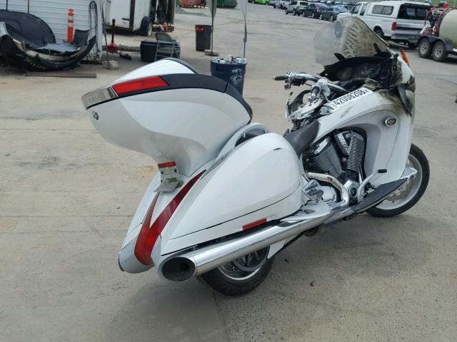 5VPSD36D1A3001572 - 2010 VICTORY MOTORCYCLES VISION TOU WHITE photo 4