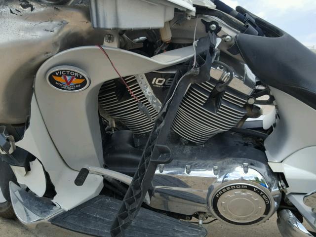 5VPSD36D1A3001572 - 2010 VICTORY MOTORCYCLES VISION TOU WHITE photo 7