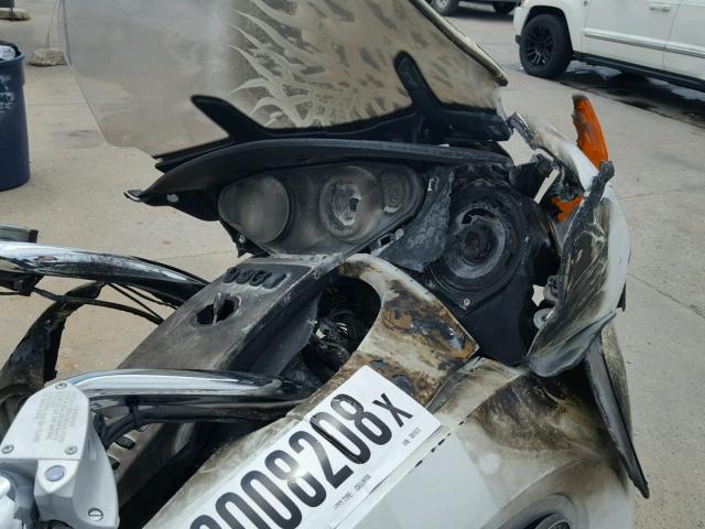 5VPSD36D1A3001572 - 2010 VICTORY MOTORCYCLES VISION TOU WHITE photo 9