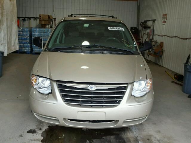 2C8GP54L35R436171 - 2005 CHRYSLER TOWN & COU GOLD photo 9