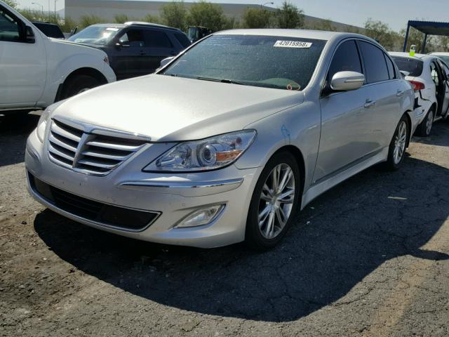 KMHGC4DFXCU164795 - 2012 HYUNDAI GENESIS 4. SILVER photo 2