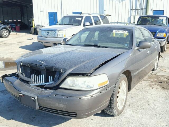 1LNHM81W23Y623565 - 2003 LINCOLN TOWN CAR E GRAY photo 2