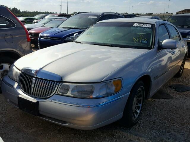 1LNHM82W3YY761671 - 2000 LINCOLN TOWN CAR S SILVER photo 2