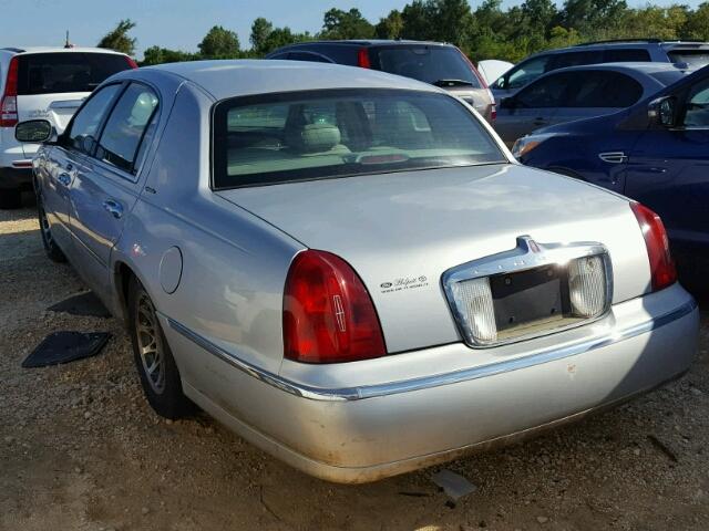 1LNHM82W3YY761671 - 2000 LINCOLN TOWN CAR S SILVER photo 3