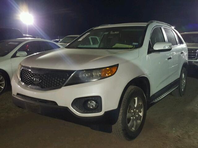 5XYKT3A18BG163579 - 2011 KIA SORENTO WHITE photo 2