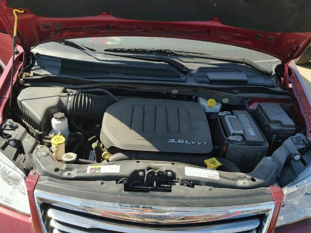 2C4RC1BGXDR705740 - 2013 CHRYSLER TOWN & COU RED photo 7