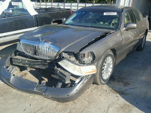 1LNHM81W24Y659676 - 2004 LINCOLN TOWN CAR E GRAY photo 2