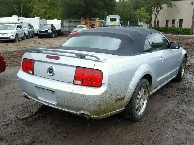 1ZVHT85H655181927 - 2005 FORD MUSTANG GT SILVER photo 4