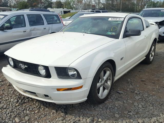 1ZVHT82H685159578 - 2008 FORD MUSTANG GT WHITE photo 2