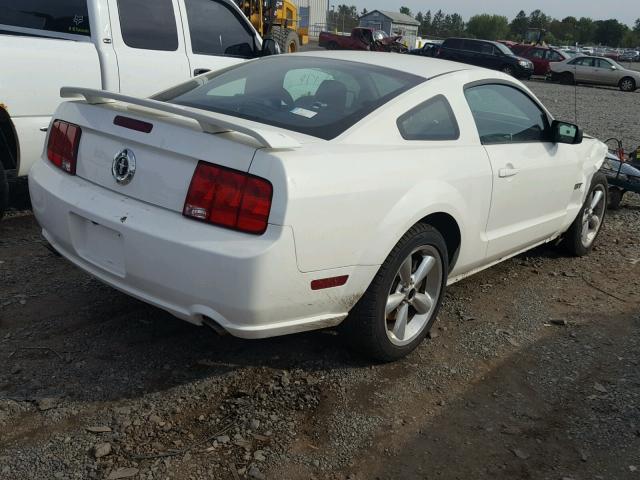 1ZVHT82H685159578 - 2008 FORD MUSTANG GT WHITE photo 4